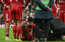 El delantero sueco del Liverpool, Alexander Isak (en el suelo), recibe tratamiento por una lesión durante el partido de fútbol de la Premier League inglesa entre el Tottenham Hotspur y el Liverpool en el Tottenham Hotspur Stadium de Londres