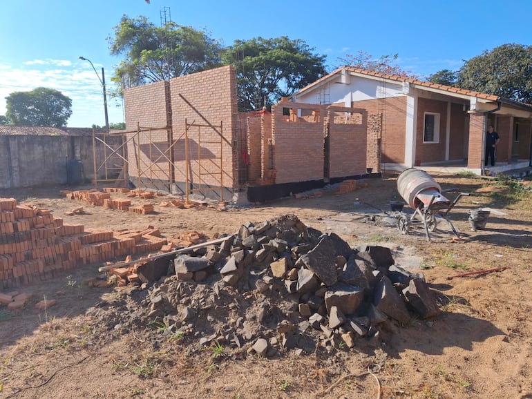 Los sanitarios sexados se están construyendo en un sector del Colegio Nacional Villa Permanente. La obra no terminará antes del inicio del año lectivo.
