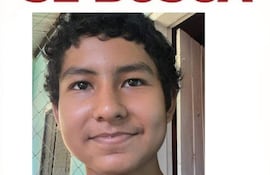 Cartel de búsqueda con retrato de joven de cabello rizado, fondo de paredes claras y ventana. Expresión neutral.