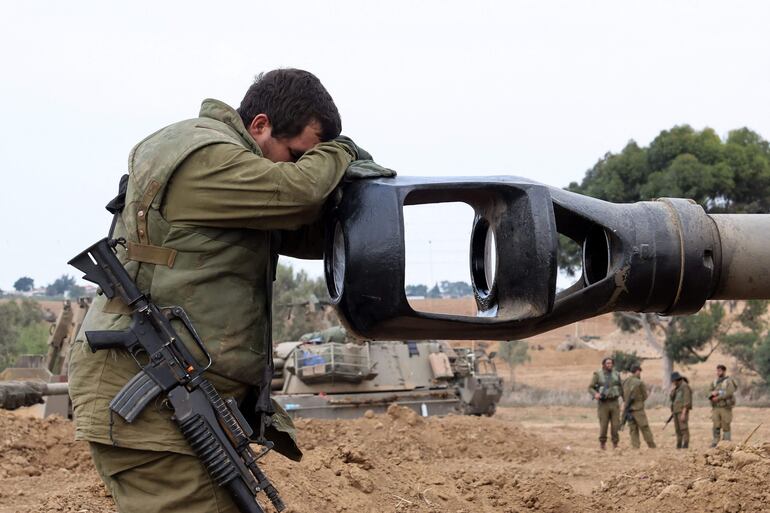 Un soldado israeli se apoya por el el cañón de un tanque cerca de la frontera con Gaza.
