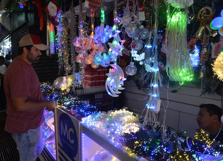 Uno de los clientes brasileños se acerca uno de los locales para elegir los adornos navideños.