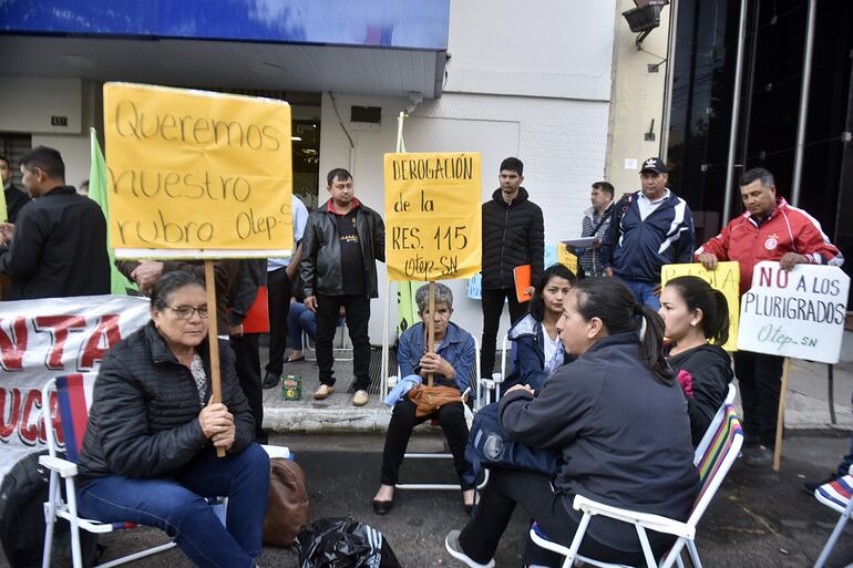Maestros exigen que los rubros de docentes jubilados queden libres.

