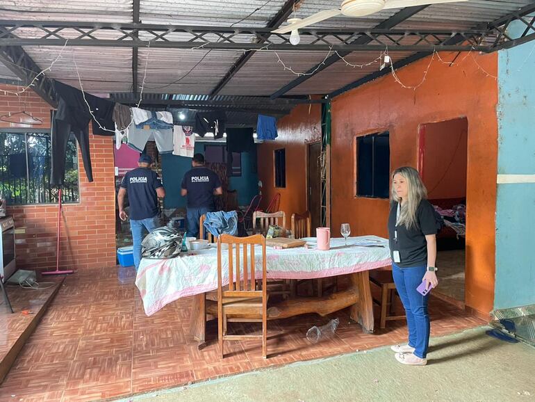 Agentes fiscales y de la Policía verifican el interior de la vivienda del detenido en busca de algunas evidencias.