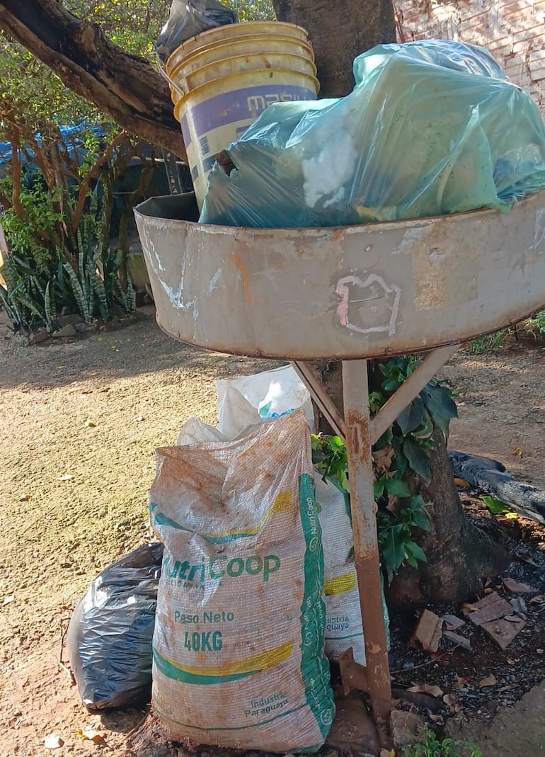 Los residuos tardan varios días en ser recogidos por el consorcio encargado del servicio.