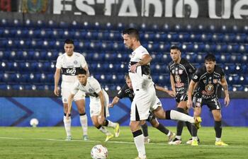 Serena ejecución de penal de Alejandro Daniel Silva (36 años) para la ventaja parcial de Olimpia, que resignó puntos importantes en su carrera por el título contra el colista Sportivo San Lorenzo.