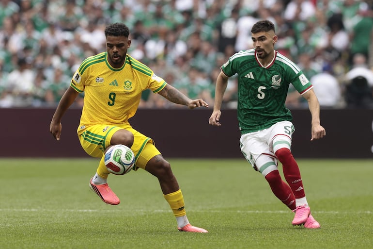 Johan Vásquez (d) de México disputa un balón con Lyle Foster de Sudáfrica este jueves, durante un partido del grupo A del Mundial de la FIFA 2026 entre México y Sudáfrica en el estadio Ciudad de México (México).