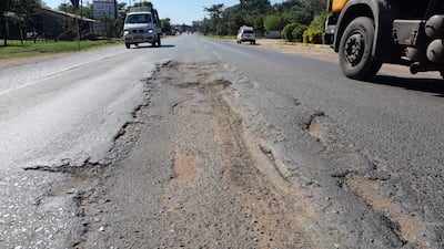 La ruta que une las ciudades de Villeta, Guarambaré y Ypané se encuentran en lamentable estado desde hace más de un año. (foto. Higinio R. Ruiz Díaz).