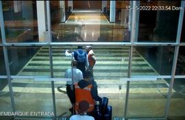 Momento en que la tripulación del avión iraní abandona el aeropuerto Guaraní para trasladarse al hotel Dazzler de Ciudad del Este.