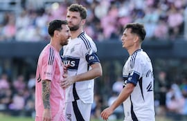 El delantero del Inter Miami CF, Lionel Messi (izq.), interactúa, el delantero Thomas Müller (centro), y el mediocampista, Andrés Cubas, del Vancouver Whitecaps FC durante la final de la MLS Cup 2025 entre el Inter Miami CF y el Vancouver Whitecaps FC en el Chase Stadium de Fort Lauderdale, Florida, EE. UU.