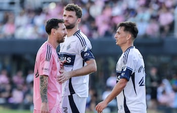 El delantero del Inter Miami CF, Lionel Messi (izq.), interactúa, el delantero Thomas Müller (centro), y el mediocampista, Andrés Cubas, del Vancouver Whitecaps FC durante la final de la MLS Cup 2025 entre el Inter Miami CF y el Vancouver Whitecaps FC en el Chase Stadium de Fort Lauderdale, Florida, EE. UU.