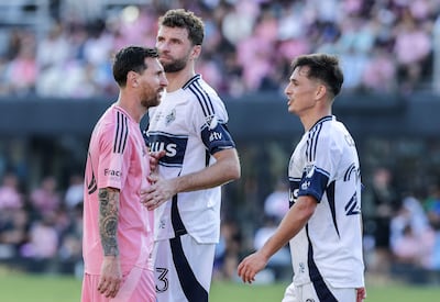 El delantero del Inter Miami CF, Lionel Messi (izq.), interactúa, el delantero Thomas Müller (centro), y el mediocampista, Andrés Cubas, del Vancouver Whitecaps FC durante la final de la MLS Cup 2025 entre el Inter Miami CF y el Vancouver Whitecaps FC en el Chase Stadium de Fort Lauderdale, Florida, EE. UU.