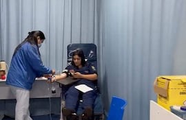 Una estudiante universitaria dona su sangre durante una jornada llevada a cabo en Pedro Juan Caballero.
