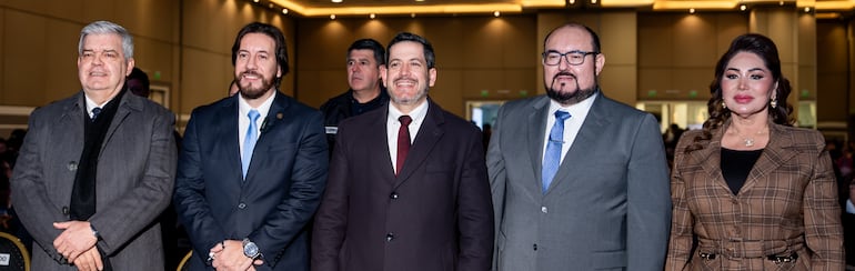 El ministro del Interior, Enrique Riera, el senador Rubén Velázquez, el presidente de Diputados, Dr. Raúl Latorre, el rector de la UMAX, Prof. Dr. Hernando Javier Quiñónez Sarabia, y la Dra. Elvira Peralta de Quiñónez.
