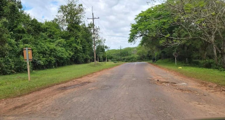 Conductores y pobladores exigen reparaciones urgentes en ruta que conecta Independencia y Paso Yobái.