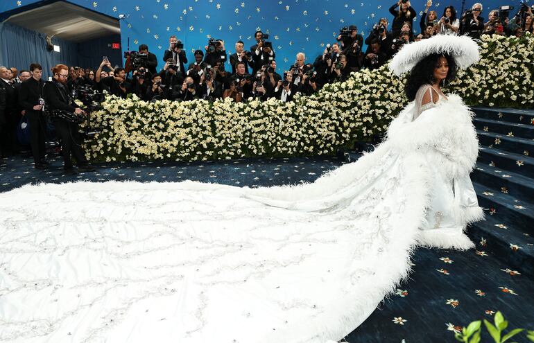 Diana Ross se llevó todos los flashes con su imponente look en la Met Gala 2025. (Jamie McCarthy/Getty Images/AFP)
