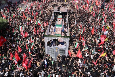 Una multitud rodea los ataúdes del ayatolá Alí Jameneí y sus familiares durante la procesión funeral de hoy en Teherán.