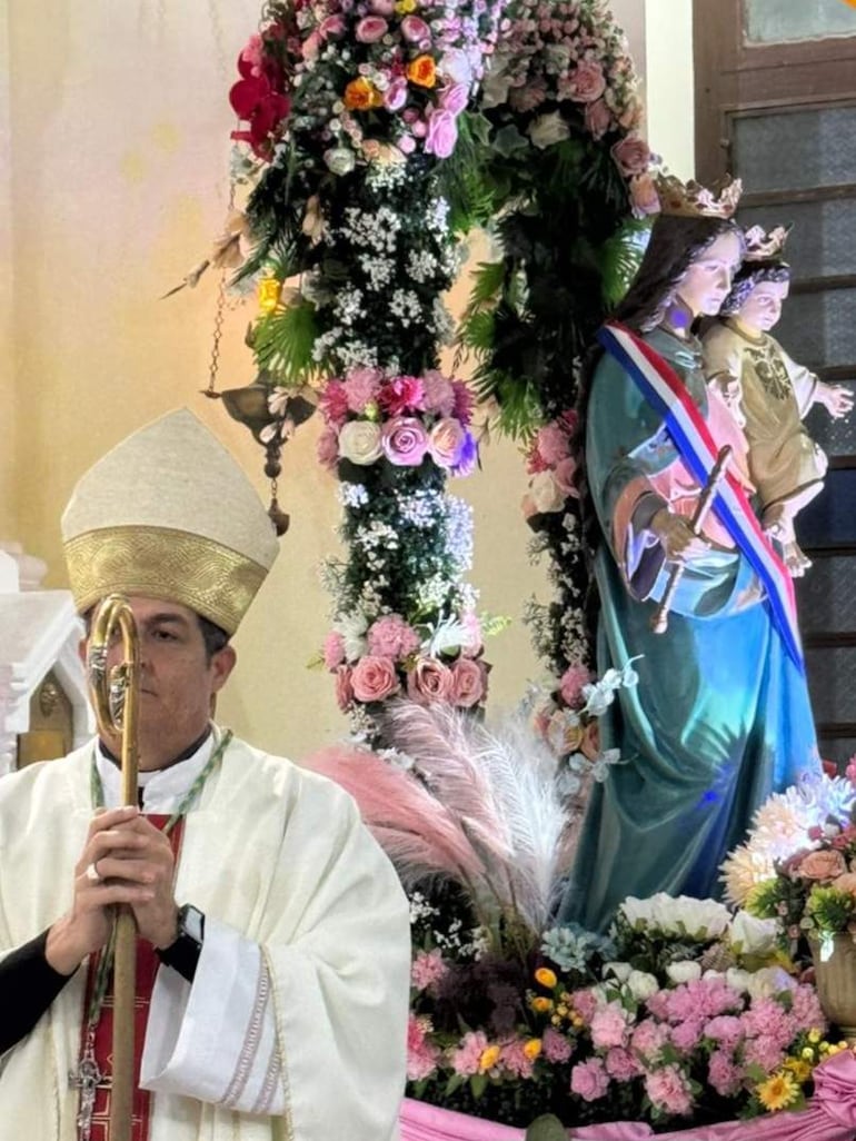 Monseñor Gabriel Escobar durante la celebracion religiosa en Fuerte Olimpo