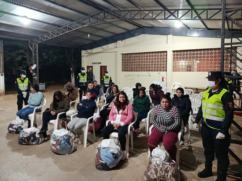 Agentes de la Policía Nacional custodian a algunas de las mujeres privadas de libertad que fueron llevadas a la cárcel Comple de Emboscada.