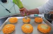 El repostero Jonathan Barrera prepara alimentos con forma de flor de cempasúchil este lunes, en Ciudad de México (México).