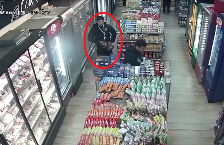 Intentó llevar carne escondida entre la ropa de un Biggie y terminó detenido
