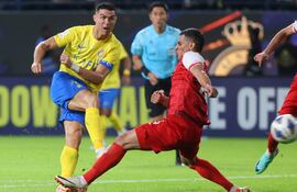 Cristiano Ronaldo en acción durante el partido que el Al Nassr de Arabia Saudí empató 0-0 con el Perspepolis de Irán, por la Liga de Campeones de Asia.