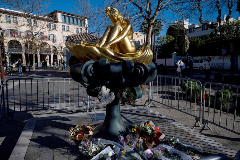 Varias flores fueron depositadas junto a la estatua de la fallecida actriz francesa Brigitte Bardot en Saint-Tropez.