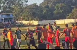 Imagen de una parte del problema entre jogadores de Choré Central y Jhugua Potí en la final del campeonato disputado el domingo pasado