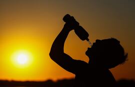 Un hombre bebe agua al atardecer en el centro de Porto Alegre, en el estado de Río Grande del Sur, Brasil, el 10 de febrero de 2015. Una ola de calor con temperaturas de hasta 40 grados Celsius está afectando al estado de Río Grande del Sur —que suele tener temperaturas más moderadas que las regiones más al norte— después de las inundaciones históricas en el estado en 2024, que dejaron más de 180 muertos.