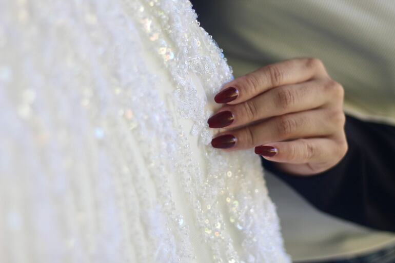 Cada prenda es evaluada de manera individual, siguiendo un protocolo que prioriza conservación, precisión y durabilidad.