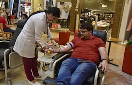 Un donante durante la campaña "Remangate por la vida" en el Shopping Mariscal.