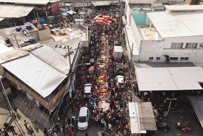 Fotografía aérea de cuerpos sin vida este miércoles, en una calle de Río de Janeiro (Brasil).