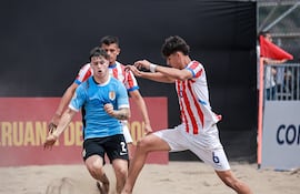 Los Pynandi se impusieron con comodidad a Uruguay para asegurar el pase a las semifinales del Sub20 de fútbol playa. Este jueves enfrenta a Brasil para cerrar la fase de grupos y dirimir el primer puesto en su serie.