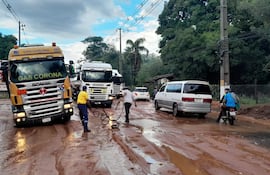 Tres camiones de gran porte quedaron varados sobre la avenida principal San Antonio por la gran cantidad de arena acumulada y se generó un caos en el tránsito.