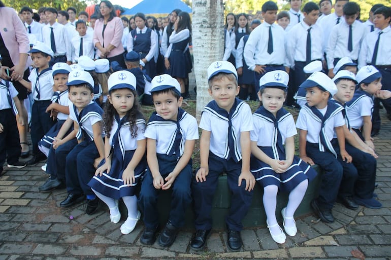 Los pequeños se presentaron impecablemente uniformados para rendir homenaje al Teniente José María Fariña.