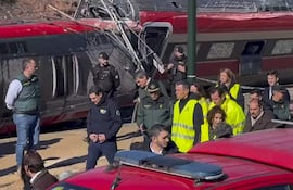 Captura de video que muestra al presidente de la Junta de Andalucía, Juanma Moreno, y al presidente del Gobierno, Pedro Sánchez, este lunes, en Adamuz (Córdoba), donde se ha producido la tragedia ferroviaria.