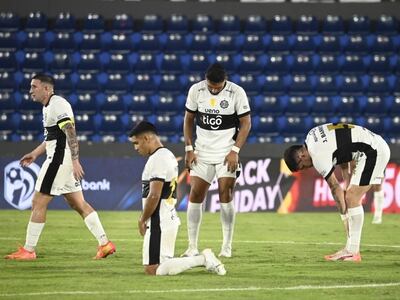 Los jugadores de Olimpia lamentan la derrota frente a Guaraní por la duodécima fecha del torneo Apertura 2025 del fútbol paraguayo en el estadio Defensores del Chaco, en Asunción, Paraguay.