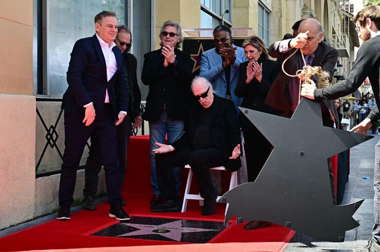 El legendario "Maestro del terror", John Carpenter, mostrando orgulloso su estrella en el Paseo de la Fama de Hollywood. (Frederic J. Brown / AFP)
