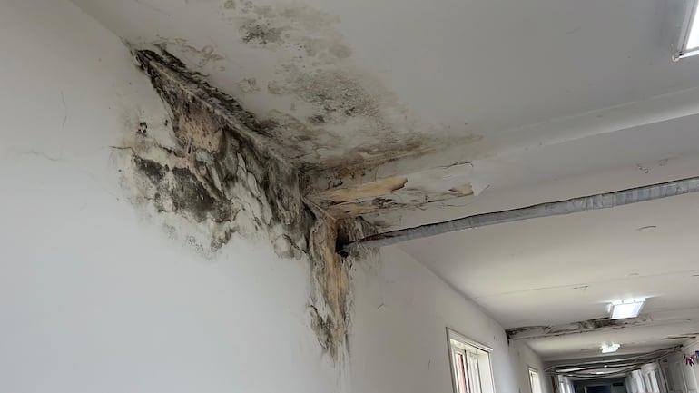 Hospital Regional de Caacupé: humedad y precariedad agravan las condiciones de atención.