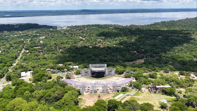 El anfiteatro "José Asunción Flores" fue construido para espectáculos culturales, artísticos y otros de gran convocatoria. El intendente Emigdio Ruiz Díaz, mediante el veto parcial de una ordenanza, declaró residencial la zona para evitar que operen bares y discotecas en el sector.
