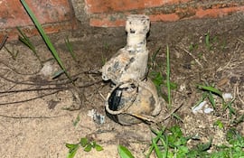 Esta granada fue encontrada frente a una vivienda, en la vía pública, en el barrio San Miguel de Nanawa, Presidente Hayes.