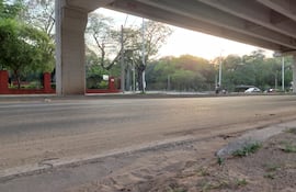 Arena sobre la capa asfáltica representa un peligro para los conductores.