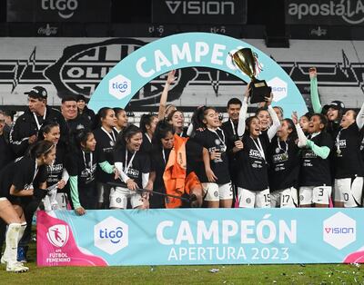 La premiación de la chicas franjeadas, campeonas del torneo Apertura, anoche en Para Uno.