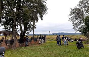 Efectivos policiales junto a bomberos voluntarios y agentes fiscales de Itauguá verifican un sector del humedal, en la zona de Hugua Hû, Ypacaraí, en busca del trabajador desaparecido.
