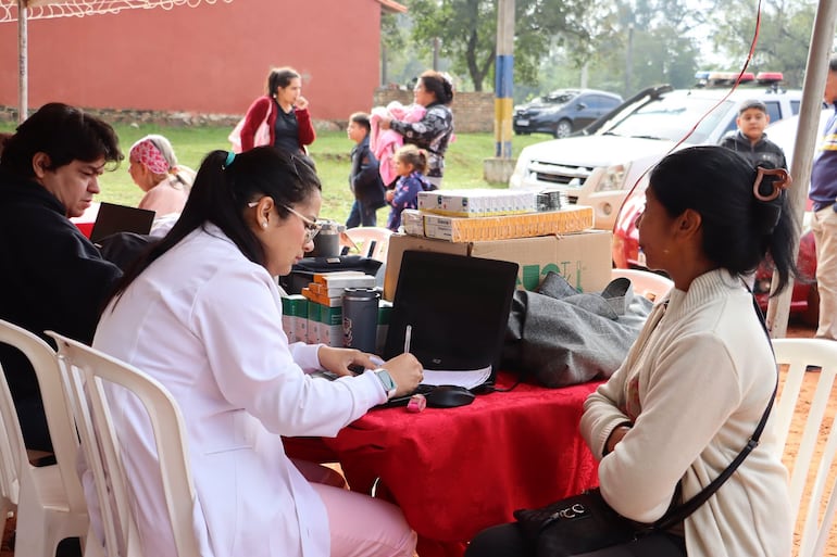 Atención médica con entrega de remedios en proselitismo colorado en Luque.