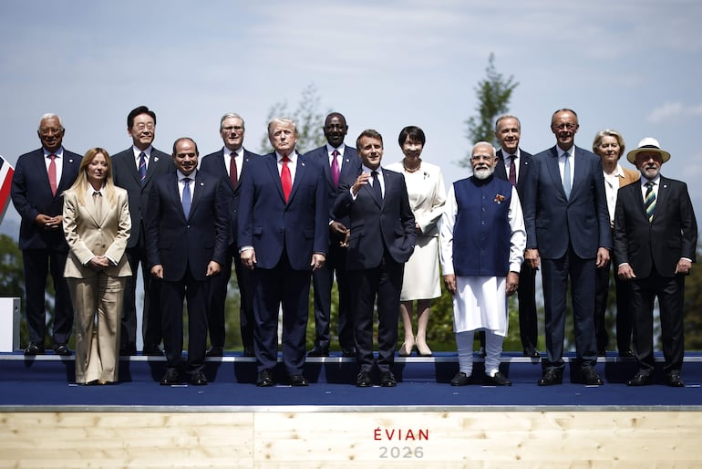 Los líderes de las potencias económicas G7 junto a otros invitados especiales, en la localidad de Évian, Francia. En el centro, el anfitrión Emmanuel Macron.