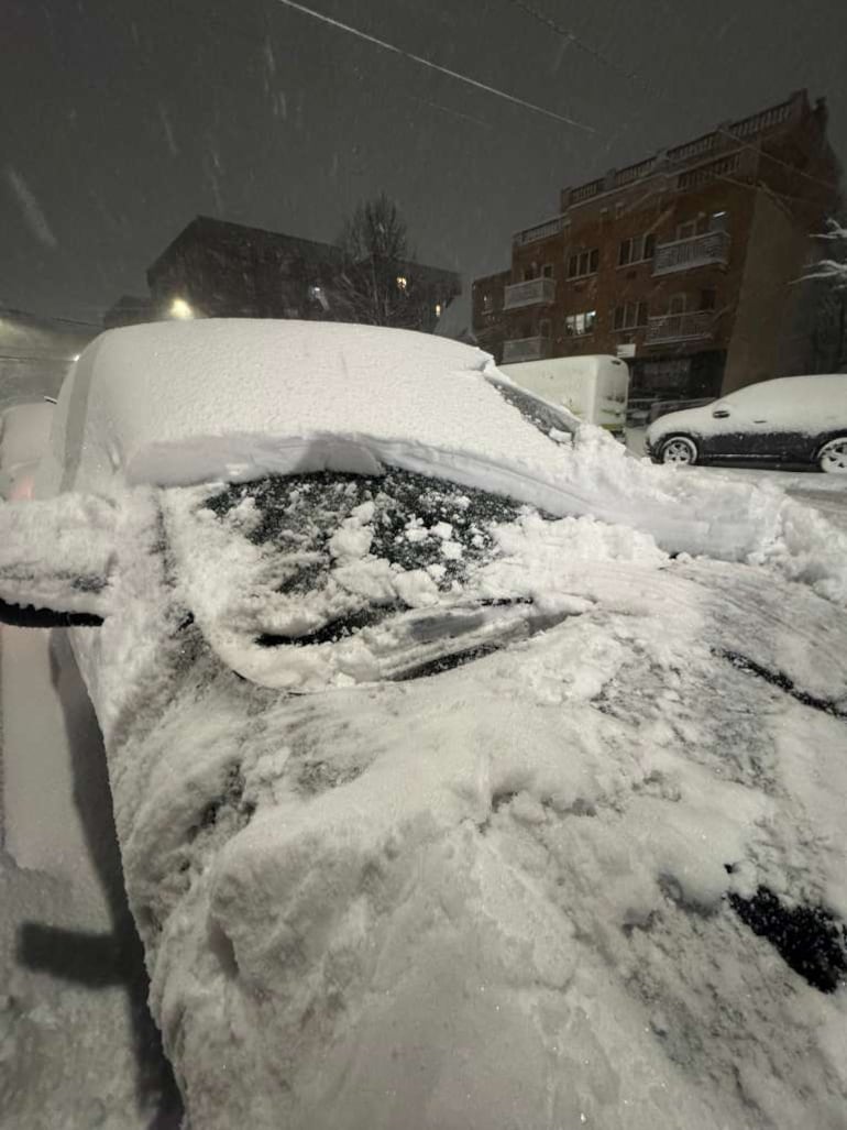 Histórica tormenta de nieve en Nueva York. Un auto estacionado totalmente tapado por la nieve.