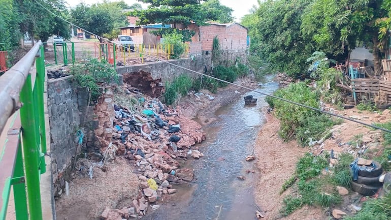Por este puente circulan a diario numerosas personas del barrio Santa María de San Lorenzo.