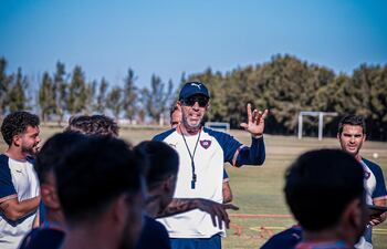 El uruguayo Jorge Rodrigo Bava (44 años) en charla con sus dirigidos, durante la sesión de entrenamiento del plantel principal de Cerro Porteño, en la antesala del amistoso frente a San Lorenzo de Almagro.