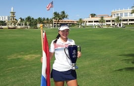 Sofi Mendoza posa feliz con el máximo galardón en el Optimist International Junior Golf Championship, en Miami, coronándose en la categoría niñas de 10 a 12 años.