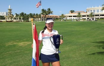 Sofi Mendoza posa feliz con el máximo galardón en el Optimist International Junior Golf Championship, en Miami, coronándose en la categoría niñas de 10 a 12 años.